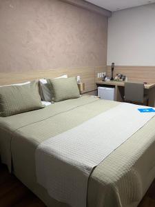 um quarto com uma cama grande num quarto em Gran Hotel Arrey em Teresina