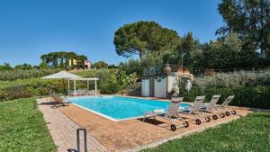 una piscina con sillas y un cenador en Villa Strognano, en Cerreto Guidi