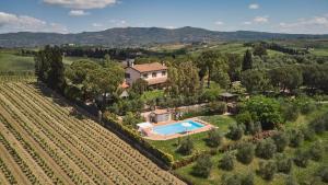 una vista aérea de una casa con piscina en un campo en Villa Strognano, en Cerreto Guidi