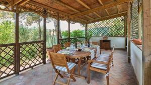 comedor con mesa y sillas en el patio en Villa Strognano, en Cerreto Guidi