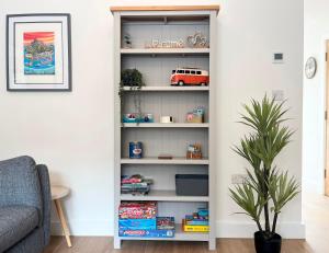 ペンザンスにあるBeautiful 3 Bed Townhouse with Parking, close to Sea Frontのリビングルームに作り付けの本棚