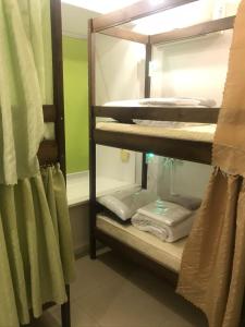 Katil dua tingkat atau katil-katil dua tingkat dalam bilik di ArArAt-TARASA SHEVCHENKA Hostel KYIV