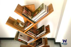 une étagère remplie de livres sur un mur dans l'établissement Windy Villa, à Polonnâruvâ