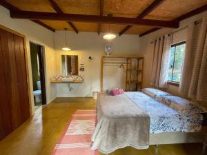 a bedroom with a bed in a room at Vila Amor - Charmosa e Central in Alto Paraíso de Goiás