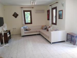 uma sala de estar com um sofá e uma mesa em Villa Çalış em Fethiye