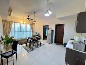 eine Küche und ein Wohnzimmer mit einem Tisch und Stühlen in der Unterkunft Luxury Regalia suites by adnan in Kuala Lumpur