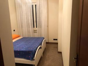una piccola camera con un letto in una stanza con finestra di Colomba Apartment Two a Tolè