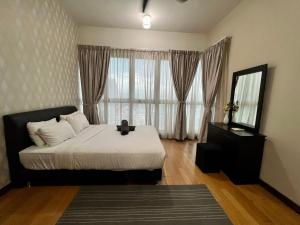 1 dormitorio con cama y ventana grande en Luxury Regalia suites by adnan, en Kuala Lumpur