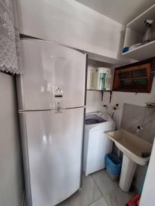 una piccola cucina con frigorifero e lavandino di Apartamento "Lavanda" - Venda Nova do Imigrante a Venda Nova do Imigrante
