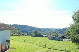 - une vue sur un champ depuis une maison dans l'établissement Sy - Les Aywisses, à Ferrières