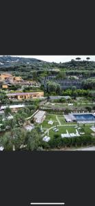 een luchtzicht op een resort met een zwembad bij Casale Antonietta in Sorrento