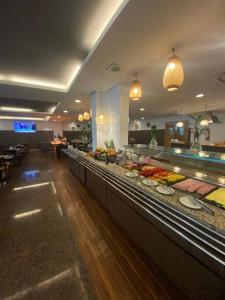 een buffet in een restaurant met eten bij Conforto, luxo e melhor localização da cidade in Manaus