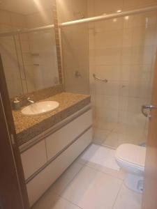 een badkamer met een wastafel en een toilet bij Conforto, luxo e melhor localização da cidade in Manaus