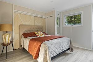 1 dormitorio con cama y ventana en Serene Cottage within 15 minutes of Skiing and Beach!, en Collingwood