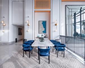 Address Beach Resort Marassi في العلمين: غرفة طعام مع طاولة وكراسي زرقاء