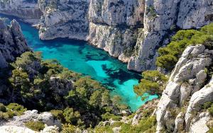 a pool of blue water in a canyon at chez Guy in Marseille