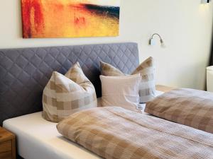 dwa łóżka z poduszkami siedzącymi obok siebie w obiekcie Weinbergs Loge w mieście Ernst