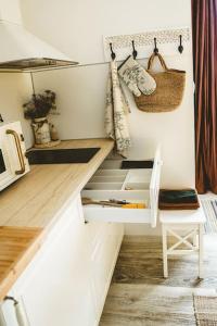 Zimmer mit einer Treppe mit einem Tisch und einem Stuhl in der Unterkunft Byt pod ateliérom 