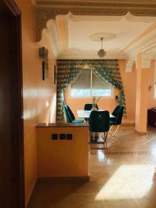 ein Esszimmer mit einem Tisch und Stühlen in einem Zimmer in der Unterkunft Apartamento hay amal 12 in Salé