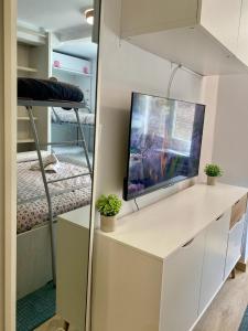 TV a/nebo společenská místnost v ubytování SAINT MORITZ PREMIUM + 37 fotografií