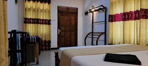 een slaapkamer met 2 bedden, een ladder en een deur bij Kavidi Villa Home Stay in Tangalle
