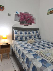 Un dormitorio con una cama y una mesa con una lámpara. en Sobrado Botafogo Guesthouse, en Río de Janeiro