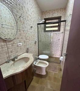 舊巴拉的住宿－Vilas RCM - Casa das redes，一间带水槽和卫生间的浴室