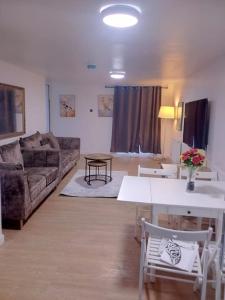 uma sala de estar com um sofá e uma mesa em Big spacious 4 Bed House Romford London em Harold Wood