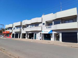 a white building on the side of a street at Lindo Apto105 em primavera do Leste in Primavera do Leste