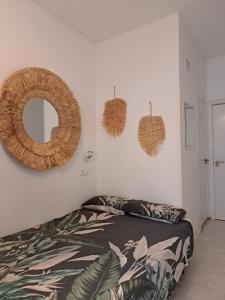 Een bed of bedden in een kamer bij KYO Surf Hostel