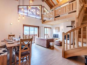ein Esszimmer und ein Wohnzimmer mit einem Esstisch in der Unterkunft Duplex 4* rénové, animaux admis, proche centre Morzine - FR-1-754-19 in Morzine