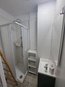 Een badkamer bij KYO Surf Hostel