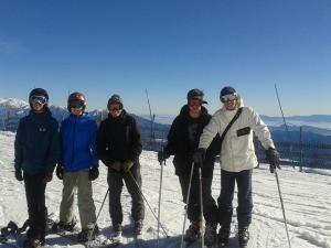 grupa ludzi pozujących do zdjęcia na stoku narciarskim w obiekcie Montaña Blanca w mieście Farellones