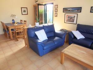 un soggiorno con due divani blu e un tavolo di Casa Volcan a Corralejo
