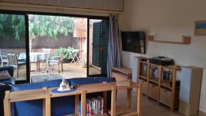 un soggiorno con divano, tavolo e patio di Casa Volcan a Corralejo Altre 20 foto