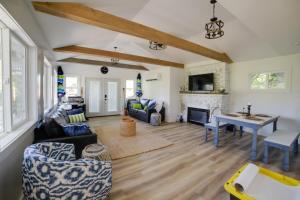 uma sala de estar com um sofá e uma mesa em Stylish Grass Lake Retreat - Steps to Park! em Grass Lake