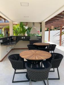 a patio with a table and chairs and a counter at Apartamento de alto padrão no centro de Barra Grande in Barra Grande
