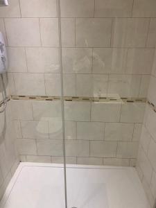 W łazience znajduje się prysznic ze szklanymi drzwiami. w obiekcie Jesmond heart stays w mieście Hartlepool