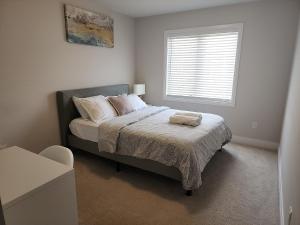 1 dormitorio con 1 cama grande y ventana en Dorothy's Deluxe room en Ottawa