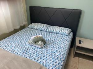 - un lit avec une tête de lit noire et 2 oreillers dans l'établissement RCM Vilas - STUDIO n 03, à Joinville