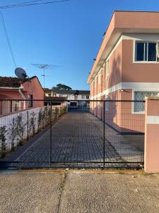 une clôture devant un bâtiment dans l'établissement RCM Vilas - STUDIO n 03, à Joinville