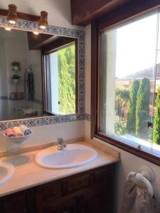 baño con lavabo y ventana grande en Piscina y Playa en un entorno único, Rías Baixas, en Nigrán