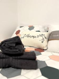 un divano con cuscino e coperta di Residence Zar 1 a Trieste