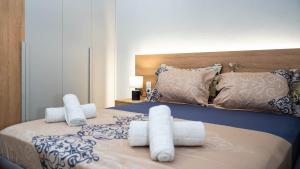 um quarto com uma cama com toalhas em V&P House Meteora em Kalabaka