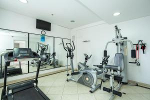 une salle de sport avec deux tapis de course et un tapis de course dans l'établissement Travel Inn Saint Charles, à Jundiaí