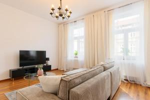 sala de estar con sofá y TV en Apartament Nowe Miasto - przy Deptaku Chrobrego, en Gorzów Wielkopolski