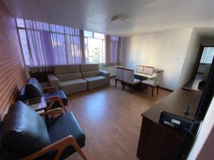 sala de estar con sofá y mesa en Ipanema Alto Padrão, 03 quartos com suíte, 03 banheiros, portaria 24h, en Río de Janeiro