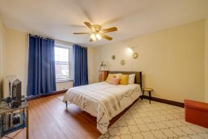 - une chambre avec un lit et un ventilateur de plafond dans l'établissement Chic Chicago Abode Steps from Magnificent Mile!, à Chicago