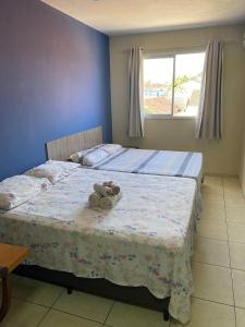 um quarto com 2 camas e uma janela em RCM Vilas - STUDIO n 14 em Joinville