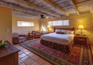Postel nebo postele na pokoji v ubytování Hacienda del Sol Guest Ranch Resort + 34 fotografií